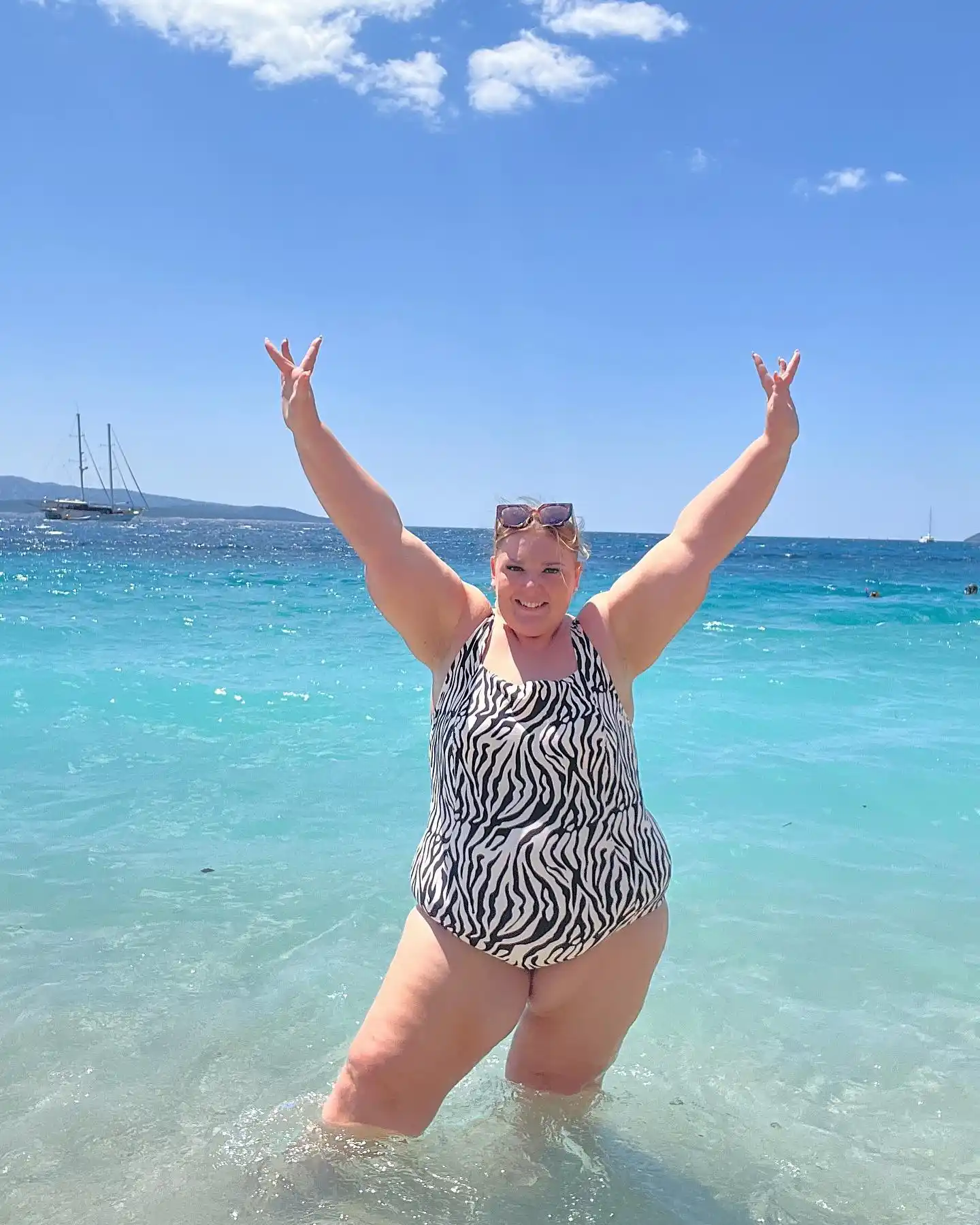 What to Wear to the Beach as a Plus Size Petite Woman Over 50 (Confident Looks That Work) 7 what to wear to the beach plus size petite over 50