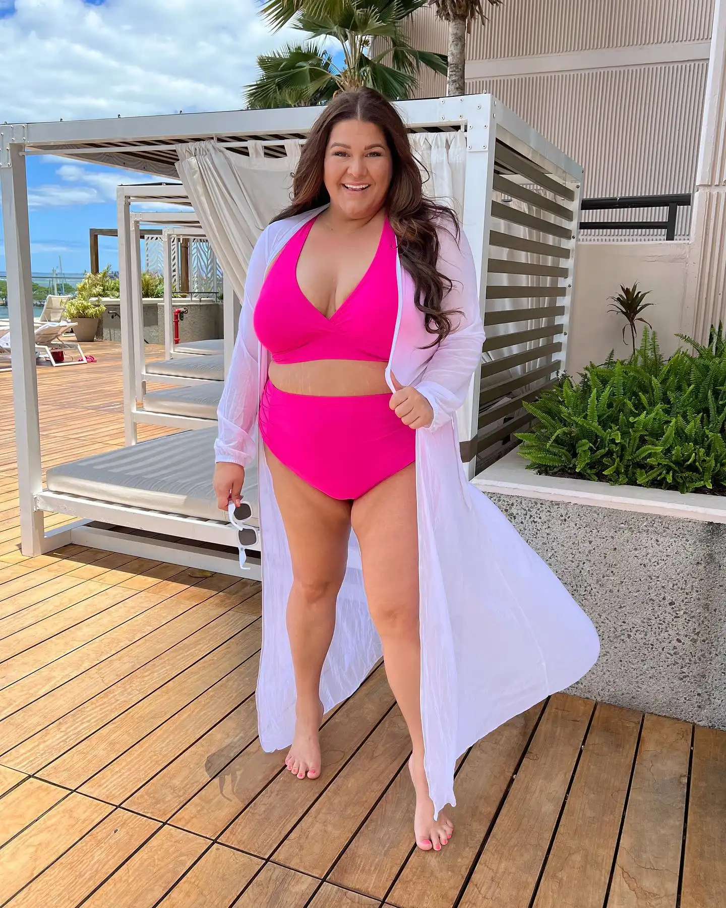 What to Wear to the Beach as a Plus Size Petite Woman Over 50 (Confident Looks That Work) 5 what to wear to the beach plus size petite over 50