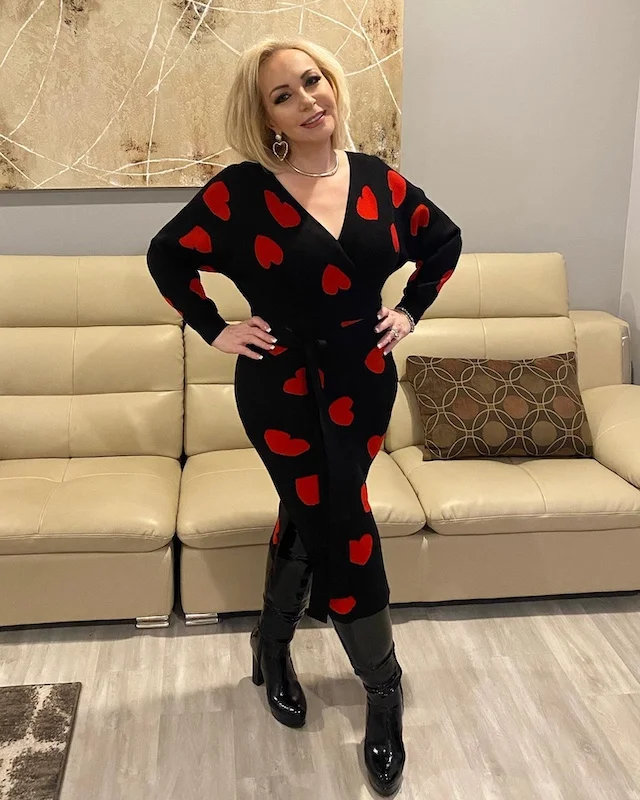 date night outfits for plus size petite women over 50