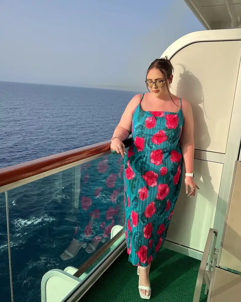 stylish outfits for plus size petite women over 50
