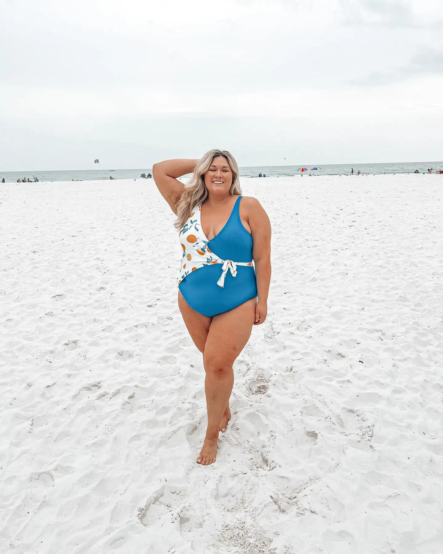 What to Wear to the Beach as a Plus Size Petite Woman Over 50 (Confident Looks That Work) 3 what to wear to the beach plus size petite over 50